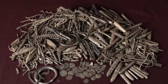 Bahçesine teras yaparken 1100 yıllık devasa hazine buldu!