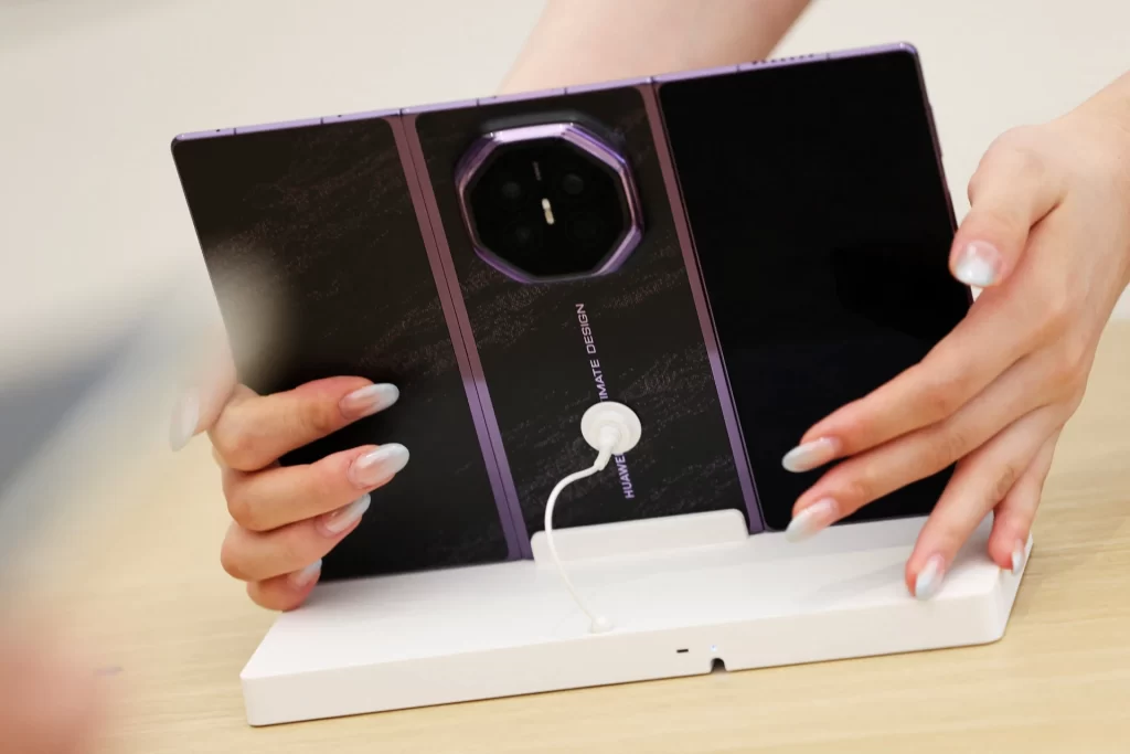 Çinli devlerden Apple öncesi katlanabilir telefon atağı