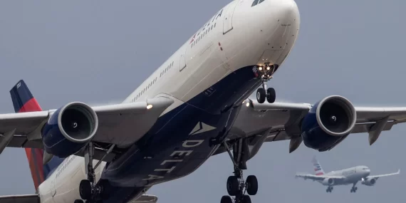 Delta uçağında kabus: 10 dakikada 27 bin fit irtifa kaybetti