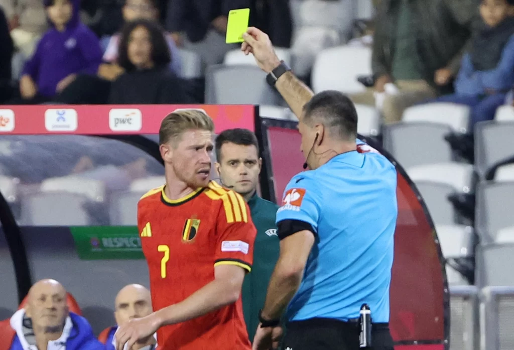 Hakemi iten De Bruyne çılgına döndü: Bir dakika kuralı gerdi