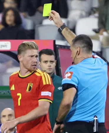 Hakemi iten De Bruyne çılgına döndü: Bir dakika kuralı gerdi