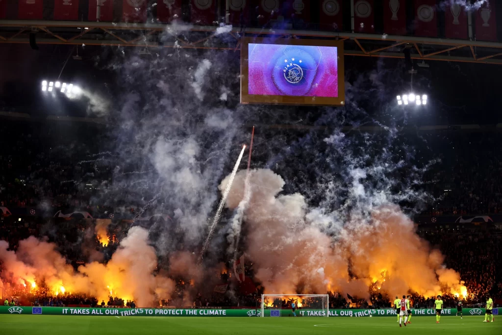 Hollanda futbolunda devrim: Havai fişeğe anında tatil kararı