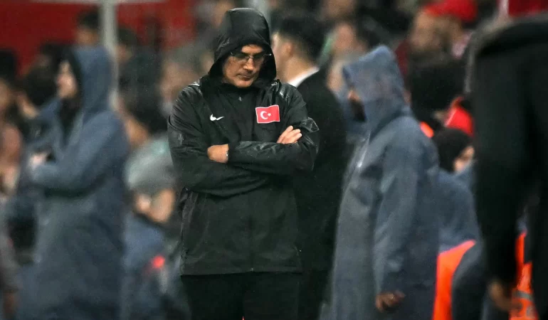 İtalya hezimeti sonrası Montella'dan istifa resti: Buradayım