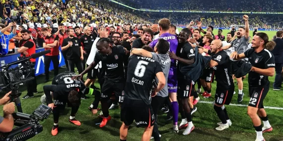 Kadıköy'de derbi zaferi: Beşiktaş geri dönüp kazandı