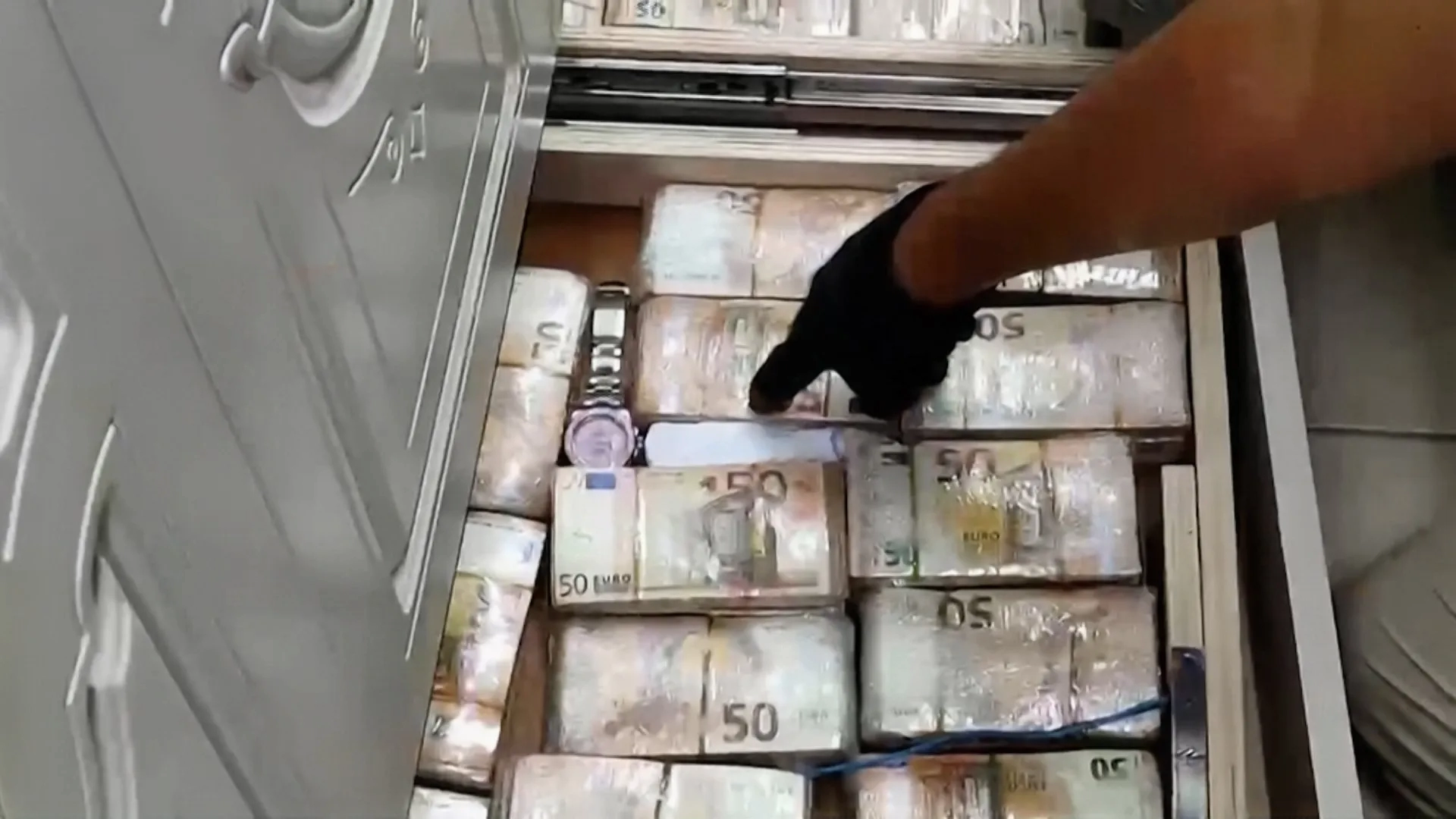 Mafya evinin duvarlarından servet çıktı: Milyonlarca euro!