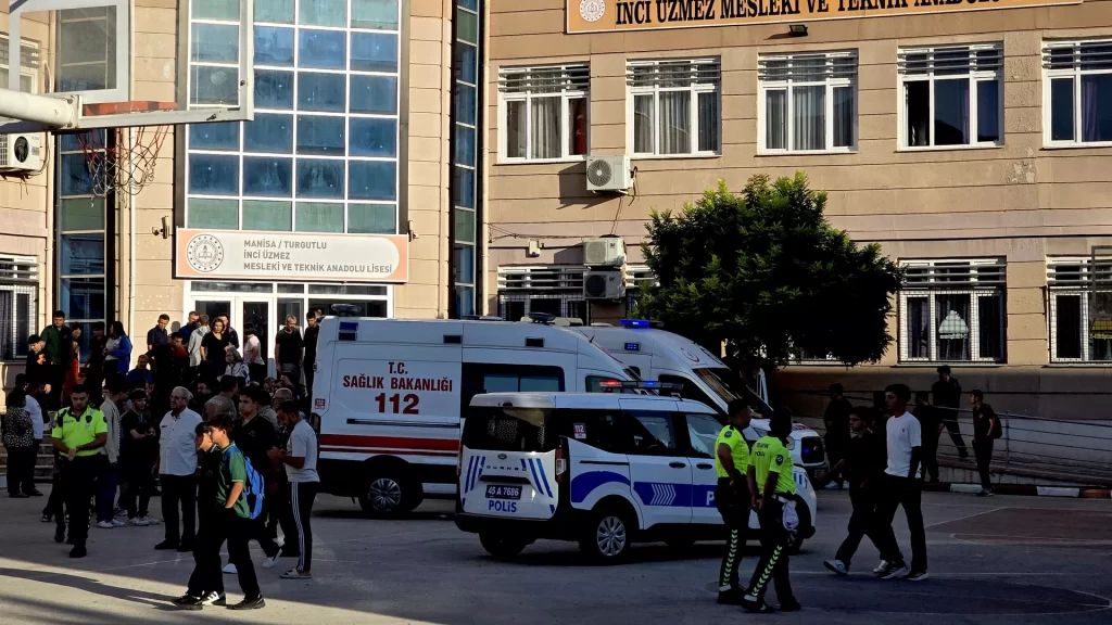 Manisa'da lise önünde silahlı dehşet: 2'si ağır 11 yaralı var