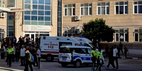 Manisa'da lise önünde silahlı dehşet: 2'si ağır 11 yaralı var