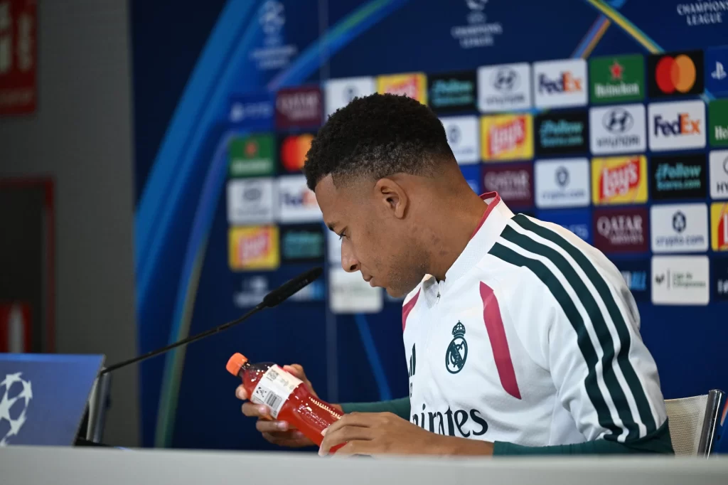 Mbappe basın toplantısında Ronaldo’nun ünlü hareketini yineledi