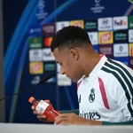 Mbappe basın toplantısında Ronaldo’nun ünlü hareketini yineledi