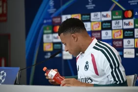 Mbappe basın toplantısında Ronaldo’nun ünlü hareketini yineledi