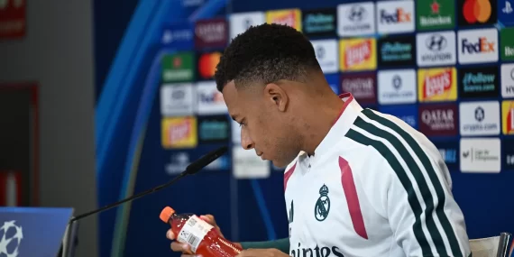 Mbappe basın toplantısında Ronaldo’nun ünlü hareketini yineledi