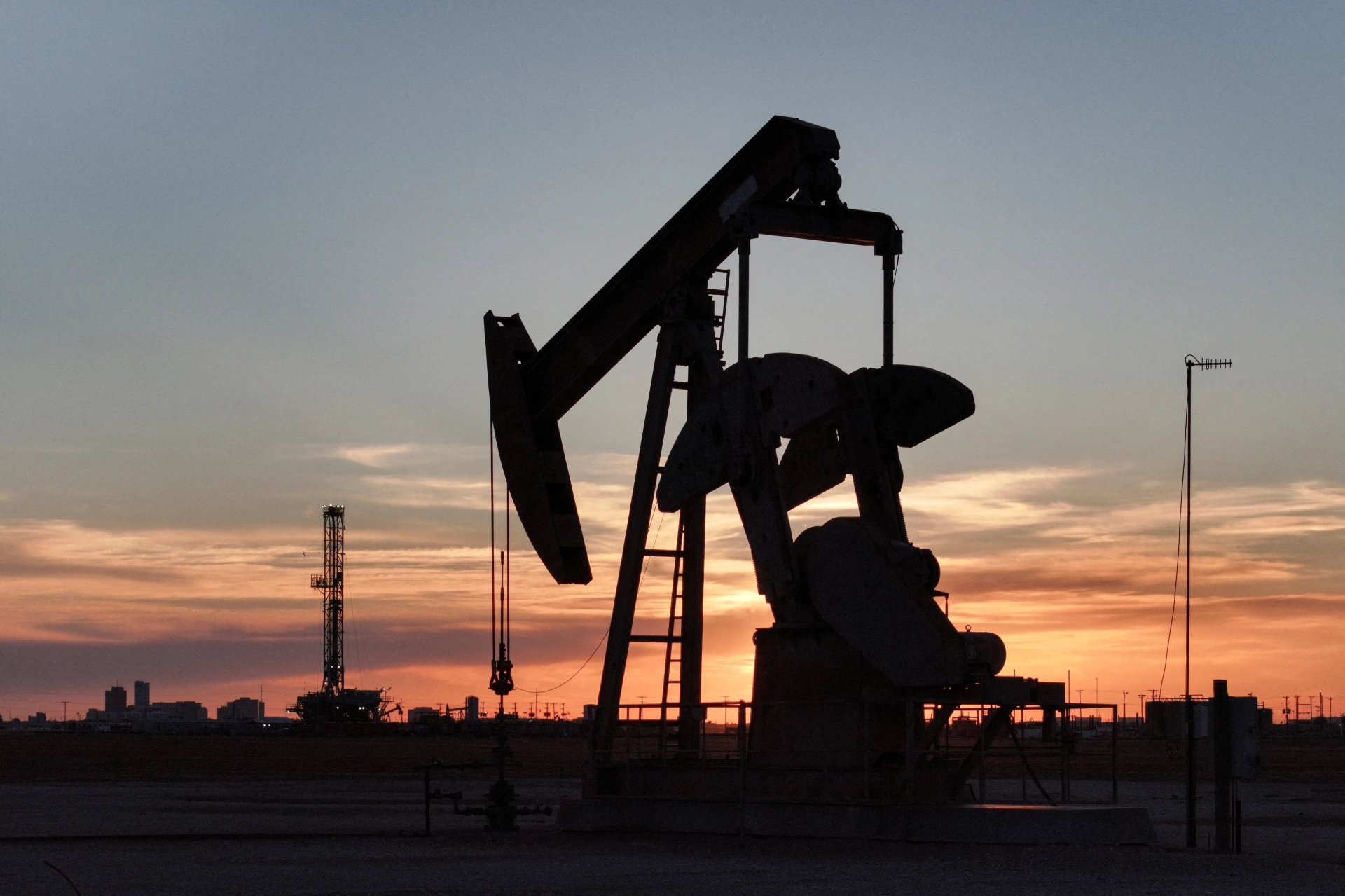 Petrol 100 doları aştı: Borsalar geriledi, altın tırmanışta