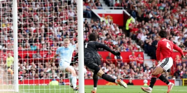 Premier Lig'de VAR depremi: Manchester derbisi sonrası ceza