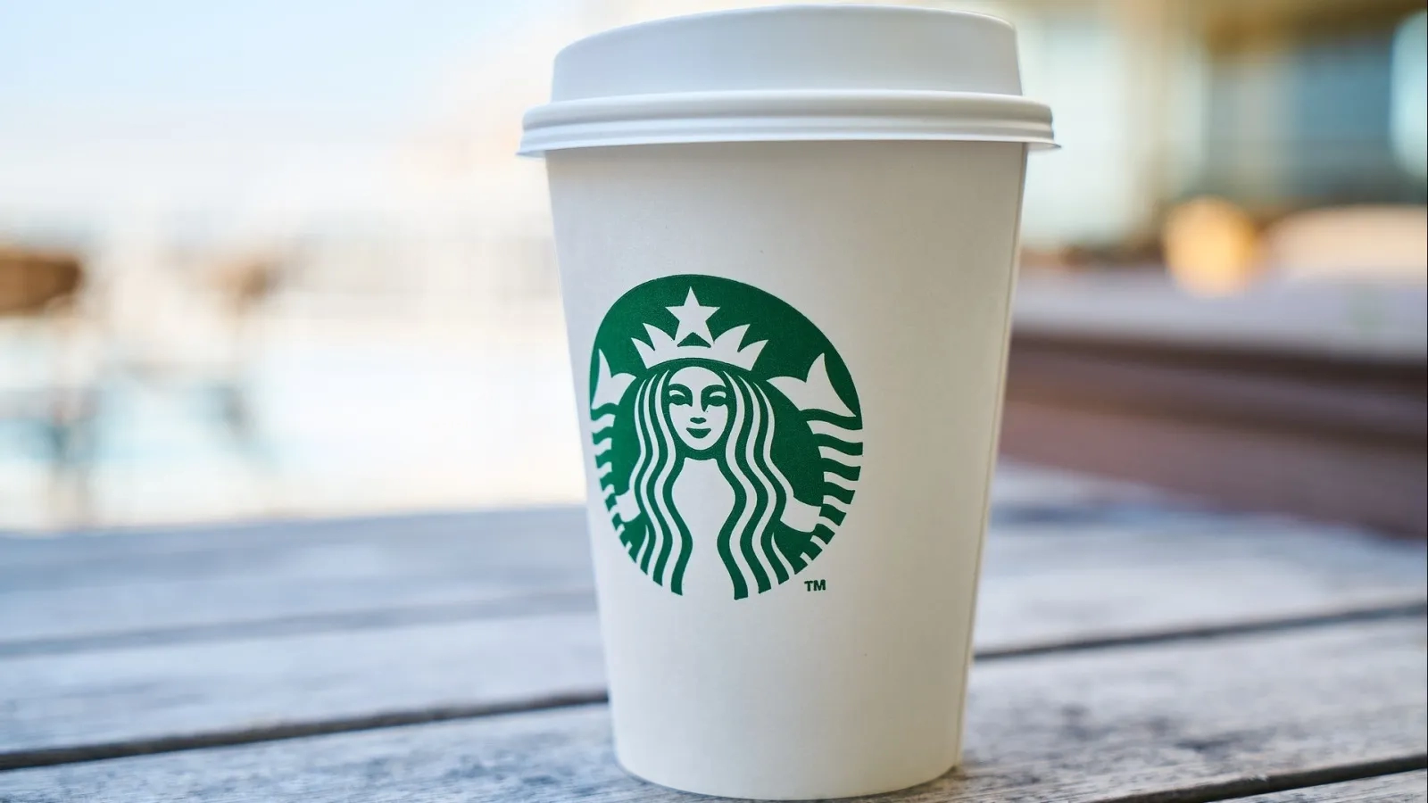 Starbucks 250 şubesini kapatıyor: ABD sokakları ikiye bölündü