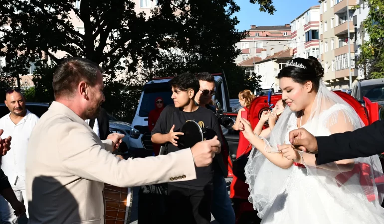 Tekirdağ'da duygu dolu anlar: Özel birey Esmanur'un gelinlik hayali gerçek oldu
