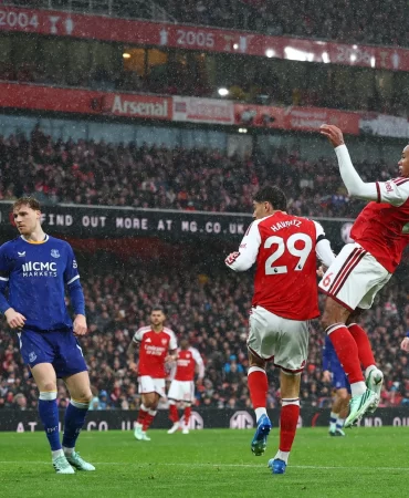 Arsenal zirveye ortak oldu: Premier Lig'de nefesler tutuldu