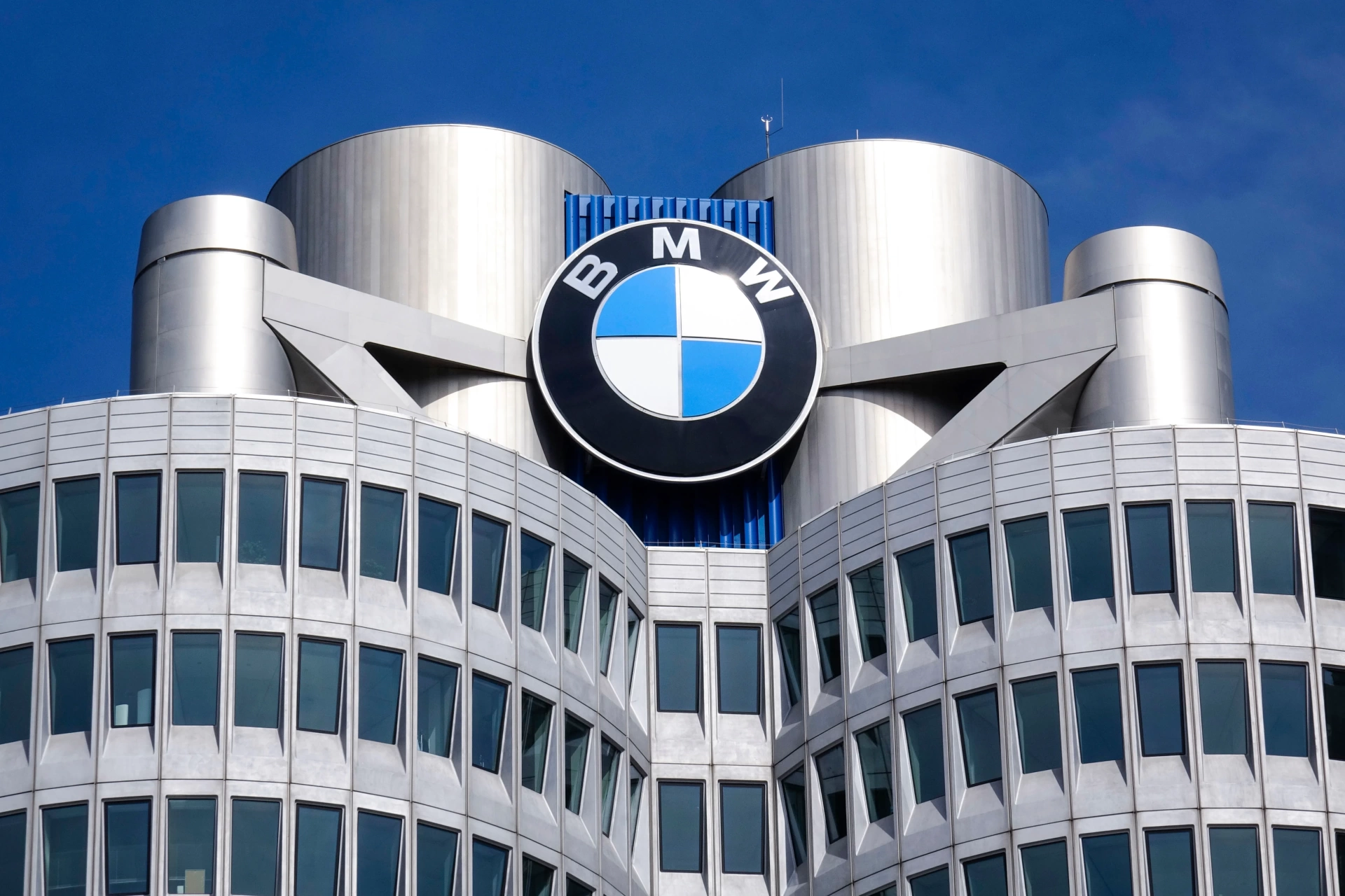 BMW'de yapay zeka depremi: Üst yönetimin yüzde 20'si tasfiye ediliyor!