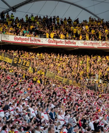 Dortmund'dan çılgın proje: Telefonu bırakan taraftara ödül
