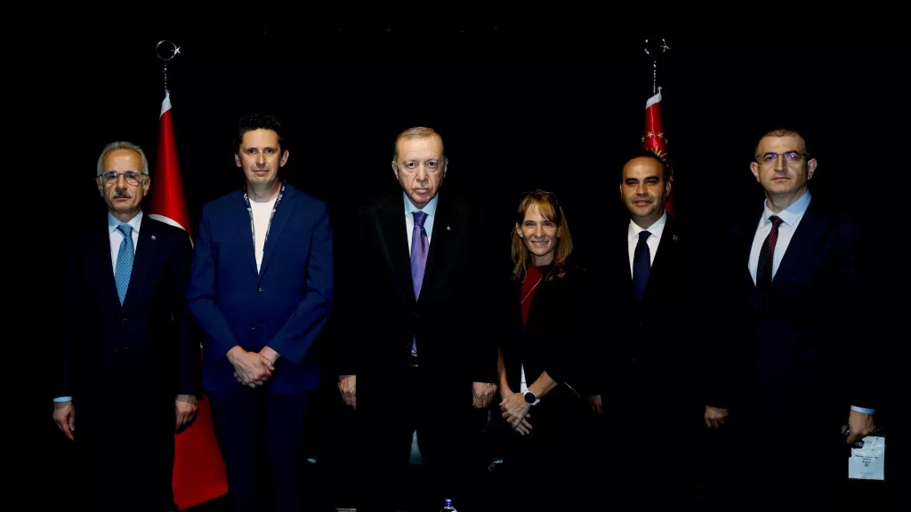 Erdoğan'dan kritik uzay zirvesi: SpaceX heyetiyle Antalya'da görüştü