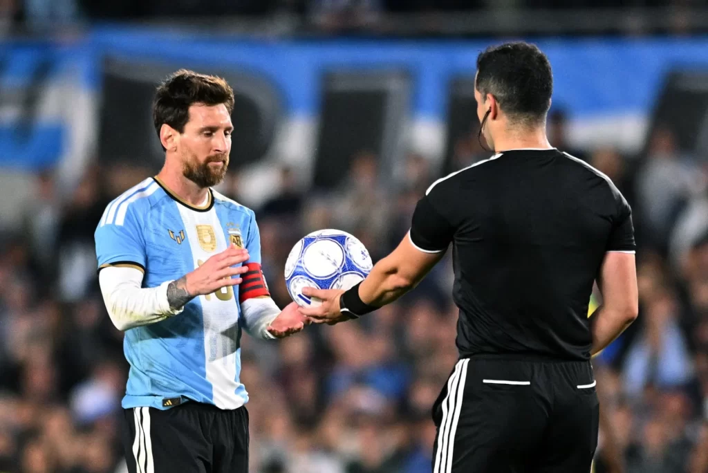 Hakemden Messi'ye unutulmaz veda: Kartlarını hediye etti