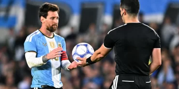 Hakemden Messi'ye unutulmaz veda: Kartlarını hediye etti