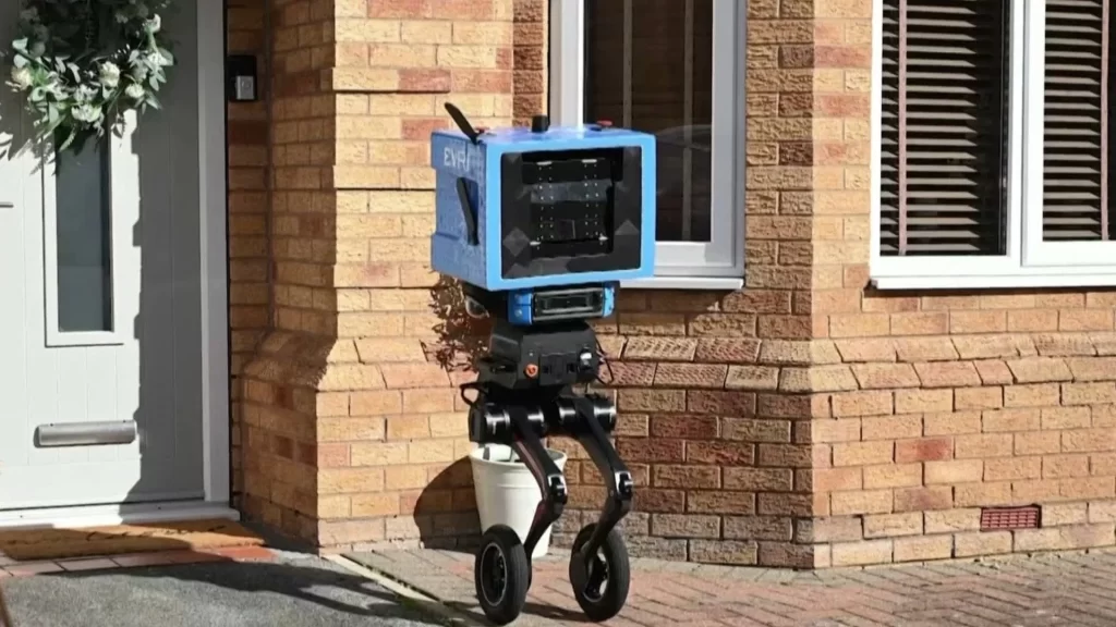 "Hırsızlar kapar": İngiltere'de iki ayaklı kurye robotuna alay ve endişe!