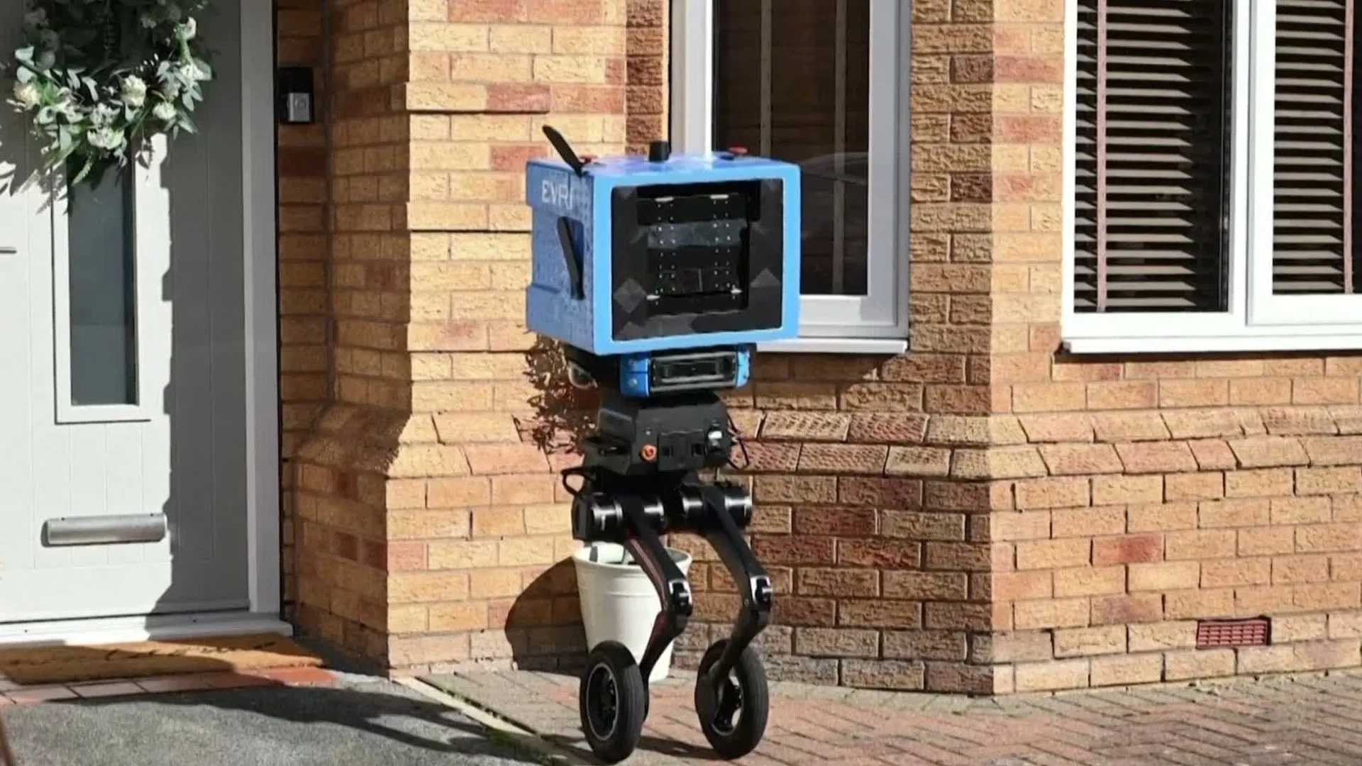 "Hırsızlar kapar": İngiltere'de iki ayaklı kurye robotuna alay ve endişe!