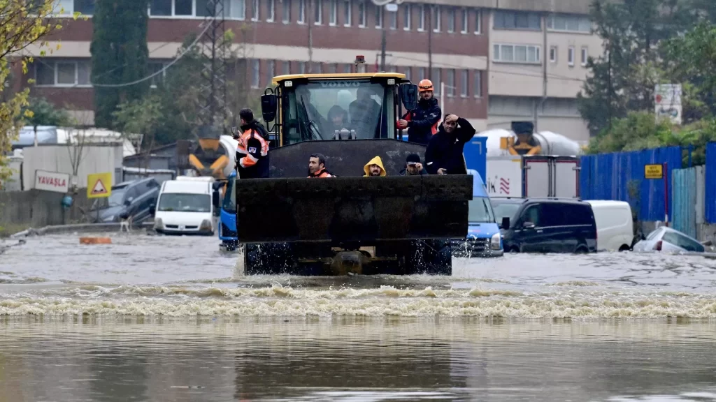 İstanbul'da tarihi rekor: 115 yılın en sert yağışı vurdu!