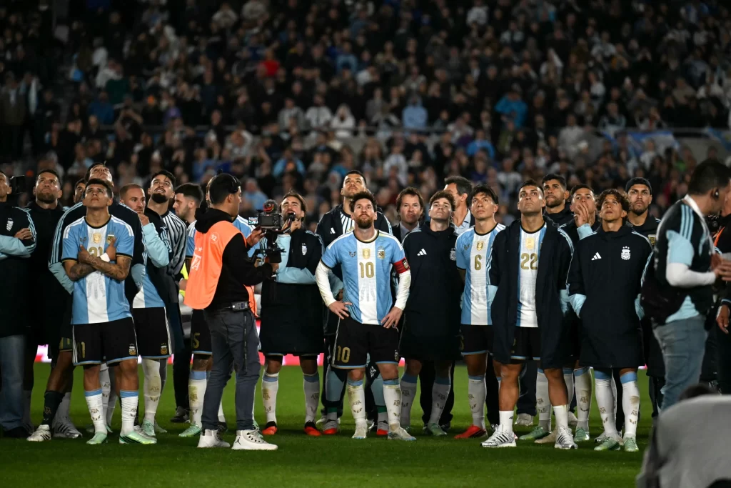 Kendi kalelerine atılan gole sevindiler: Benin'den Messi'ye veda
