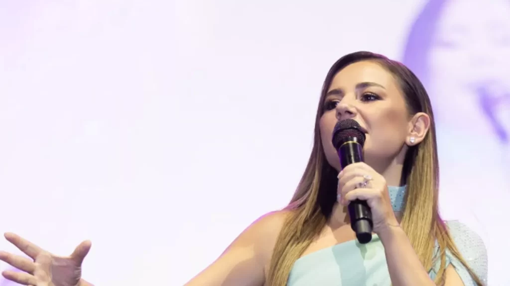 Konserde korkutan kaza: Ünlü şarkıcı Merve Özbey hastanelik oldu