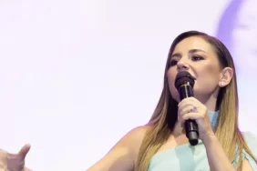 Konserde korkutan kaza: Ünlü şarkıcı Merve Özbey hastanelik oldu