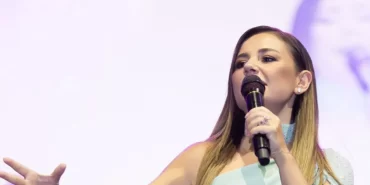 Konserde korkutan kaza: Ünlü şarkıcı Merve Özbey hastanelik oldu