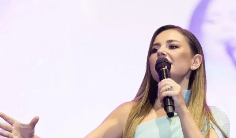Konserde korkutan kaza: Ünlü şarkıcı Merve Özbey hastanelik oldu