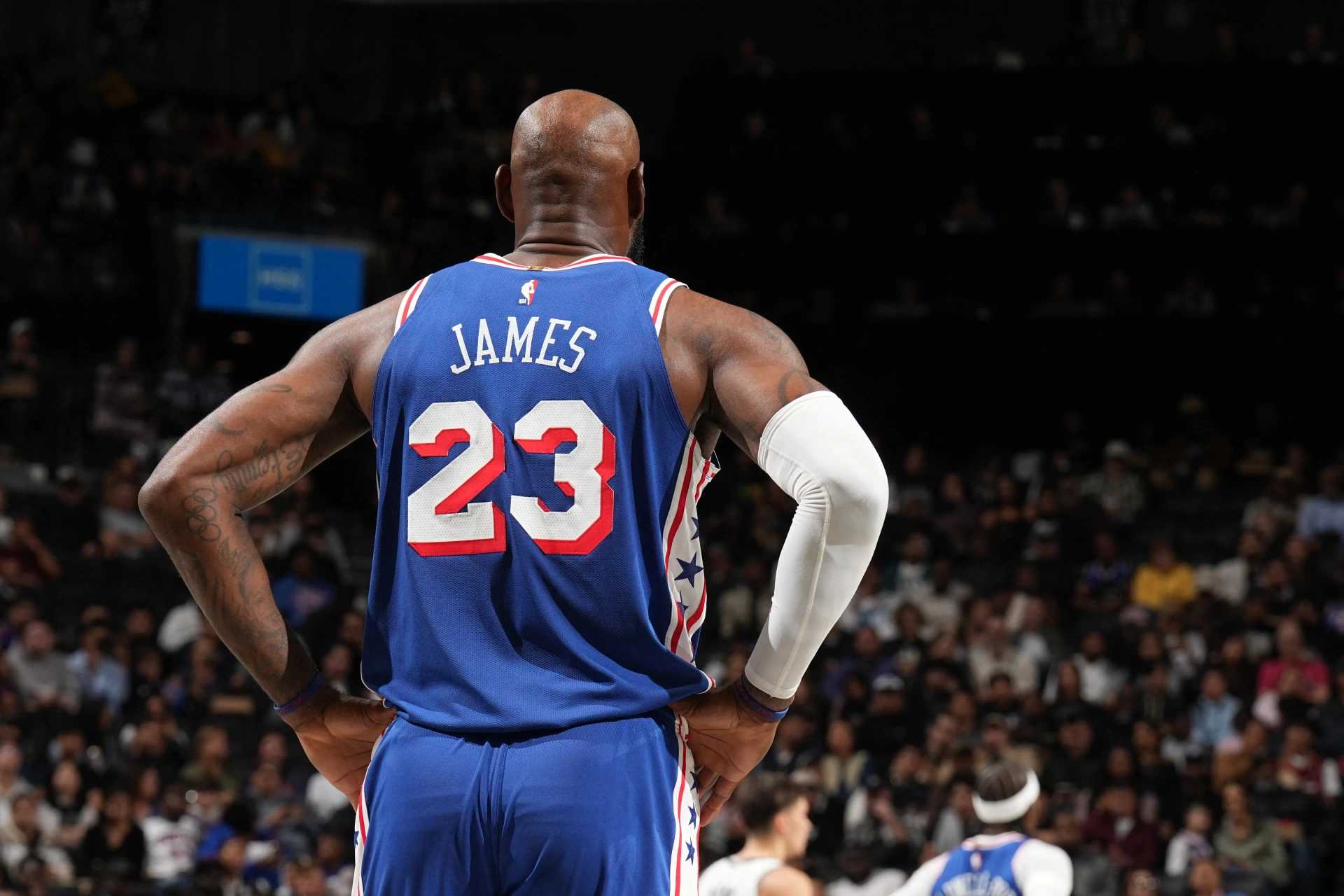 LeBron yeni takımıyla ilk maçında yenilgiye engel olamadı