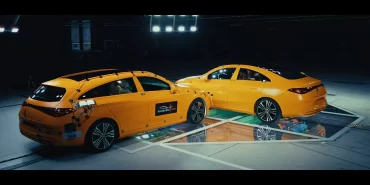 Mercedes'ten dünyada ilk: İki araç ve 8 mankenle dehşet testi!