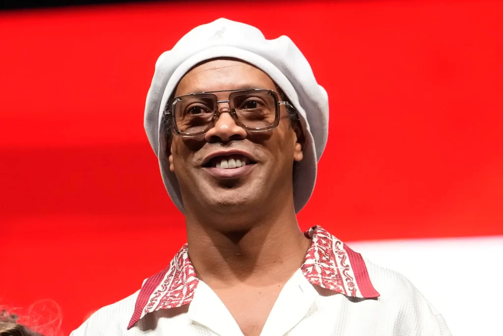 Ronaldinho'dan yapay zekalı klip: Akşam yemeği çalımı geri döndü!