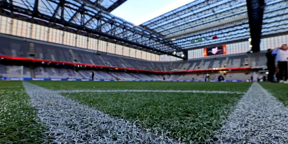 Salah’tan Zlatan’a: Yıldız futbolcular yapay çimden neden kaçıyor?
