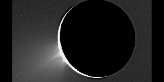 Satürn'ün uydusu Enceladus'ta yaşam izi: Doğal tuz kapsülleri umut oldu