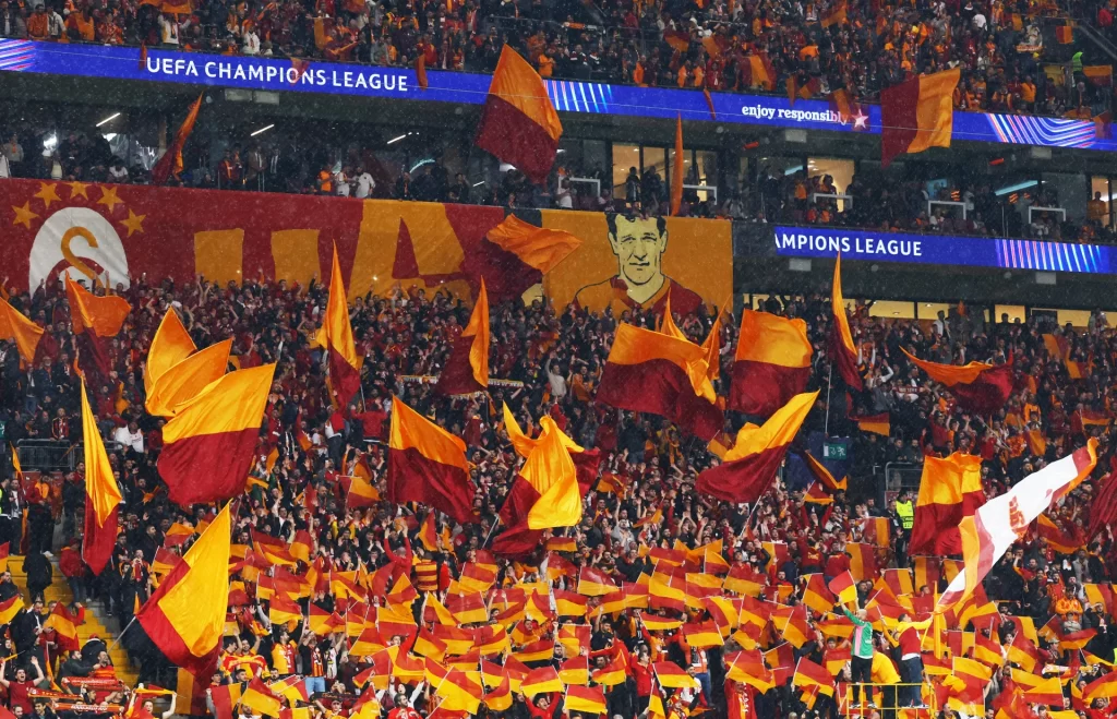 Tarihi bilet rekoru ve havai fişekler: Galatasaray-Barcelona maçı öncesi nefesler tutuldu
