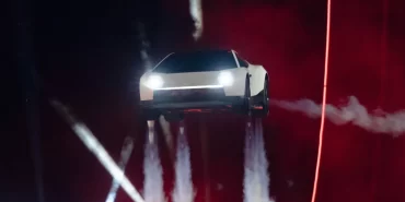 Tesla Roadster havalandı: Uçan araba hayali gerçek mi oluyor?