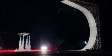 Tesla'nın uçan Roadster modeli sosyal medyayı ikiye böldü
