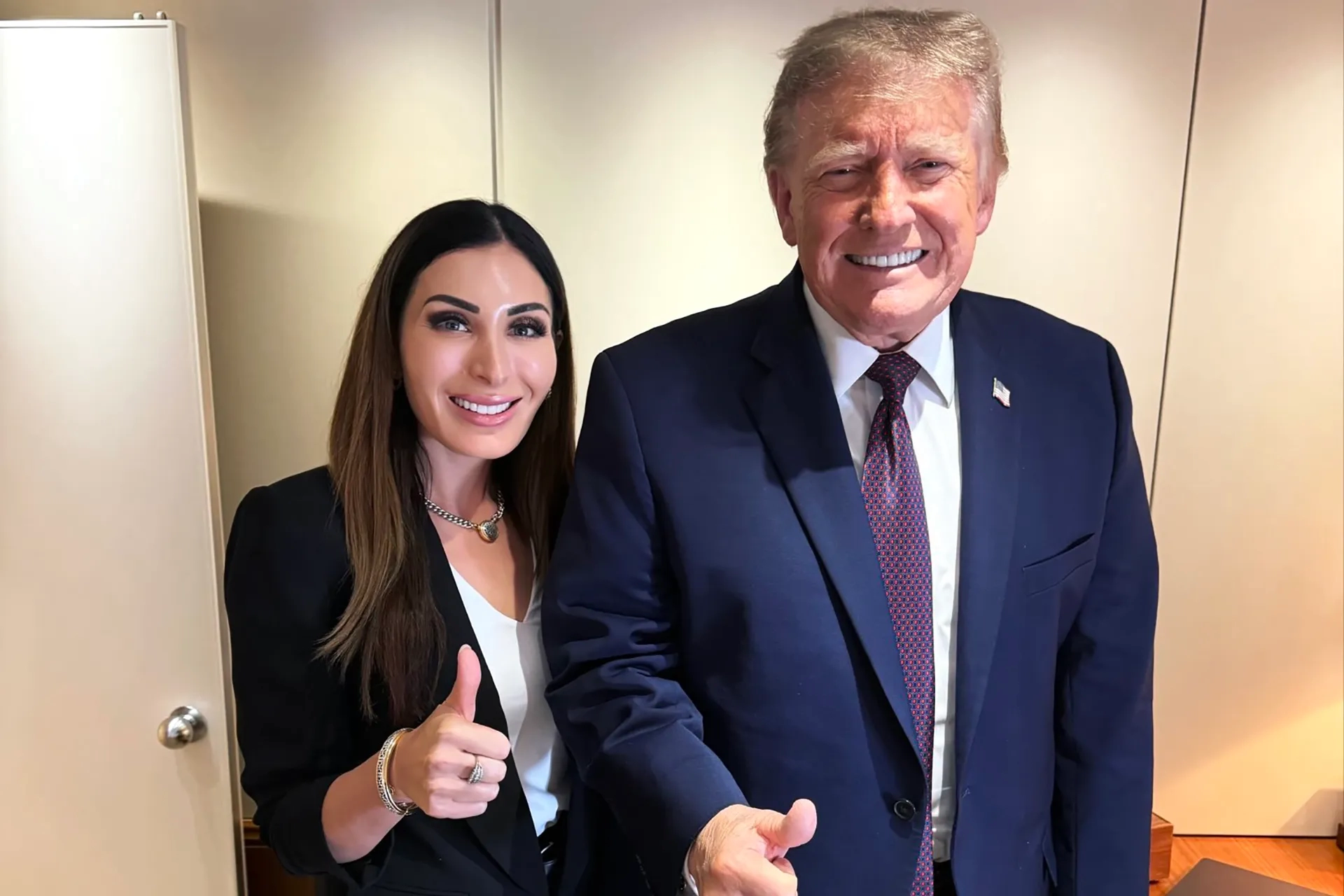 Trump'ın uçağındaki gizemli isim ABD'yi karıştırdı
